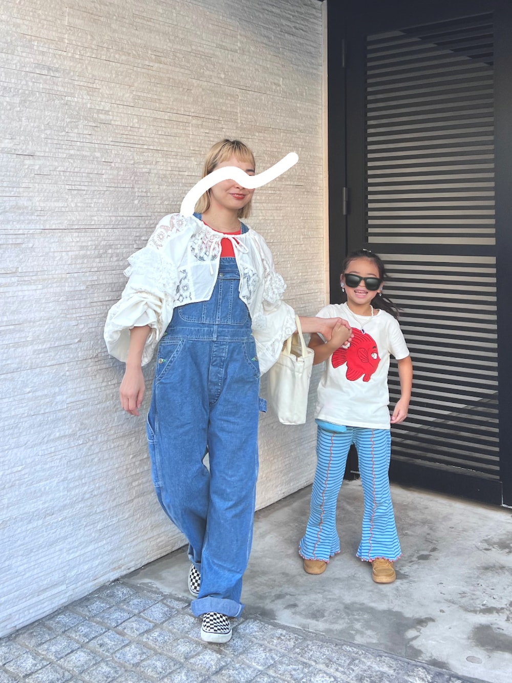 ホワイト系のシャツ/ブラウス、ブルー系のサロペット/オーバーオール、ホワイト系のトートバッグを着用したレディースの夏コーディネートの2枚目の写真