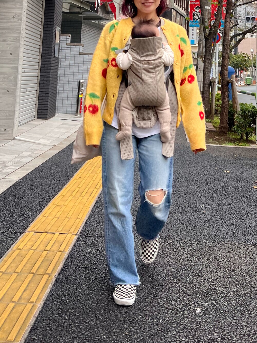 イエロー系のカーディガン/ボレロ、その他のスリッポン、ブルー系のデニムパンツを着用したレディースの秋コーディネートの2枚目の写真