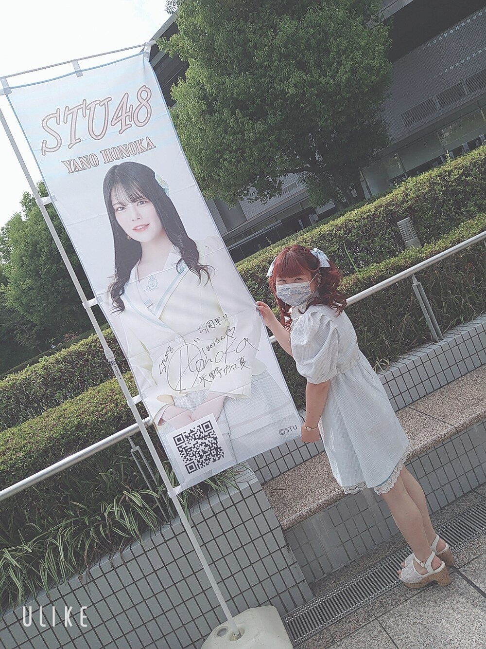 ブルー系のワンピース、ブルー系のショルダーバッグ、ホワイト系のサンダルを着用したレディースの夏コーディネートの4枚目の写真