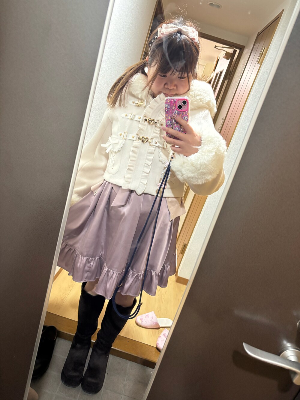 ピンク系のワンピース、ホワイト系のシャツ/ブラウス、ブラウン系のブーツを着用したレディースの冬コーディネートの2枚目の写真