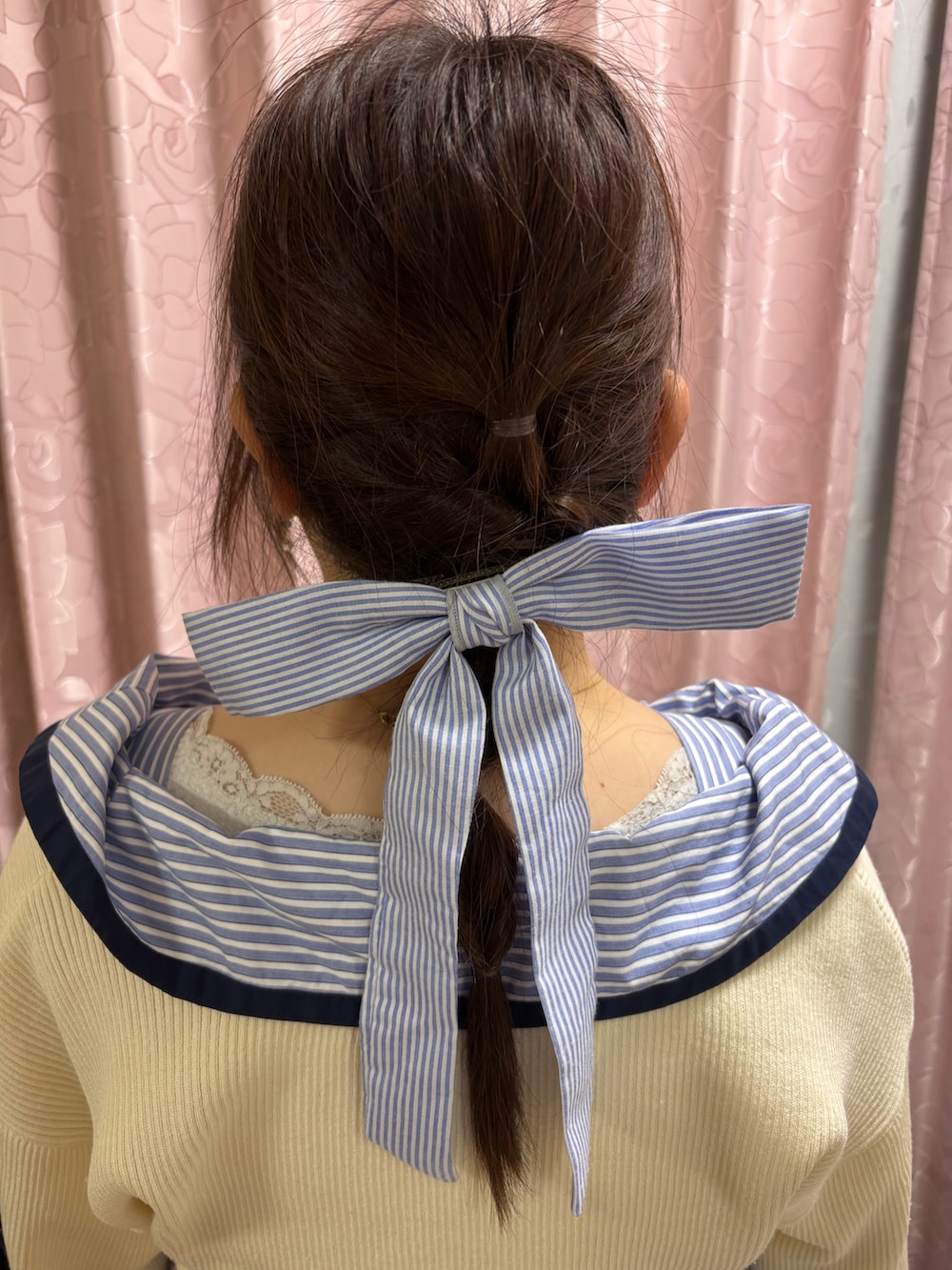 その他のワンピース、ホワイト系のカーディガン/ボレロ、ホワイト系のサンダルを着用したレディースの春コーディネートの2枚目の写真