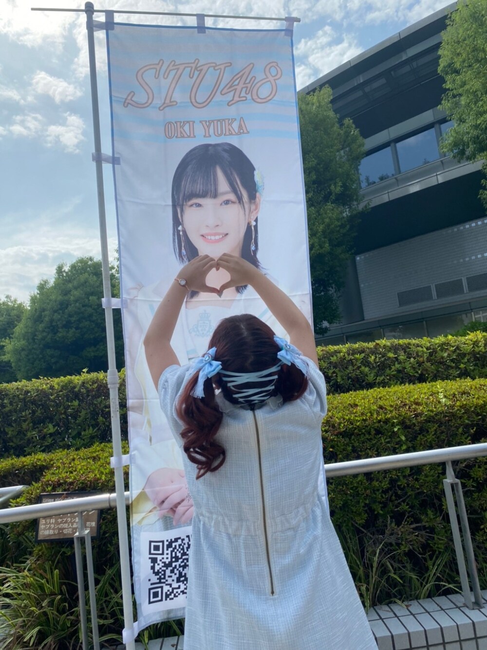 ブルー系のワンピース、ブルー系のショルダーバッグ、ホワイト系のサンダルを着用したレディースの夏コーディネートの2枚目の写真