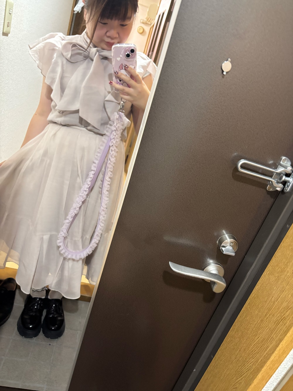 ブルー系のジャンパースカート、ブルー系のトップス、ブルー系のトートバッグを着用したレディースの秋コーディネートの2枚目の写真