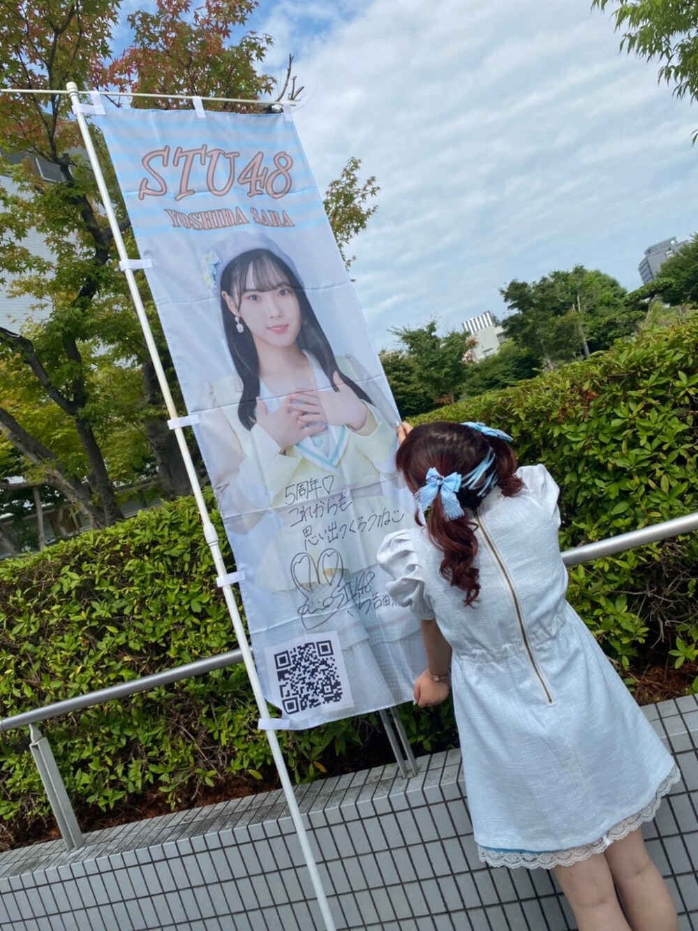 ブルー系のワンピース、ブルー系のショルダーバッグ、ホワイト系のサンダルを着用したレディースの夏コーディネートの3枚目の写真