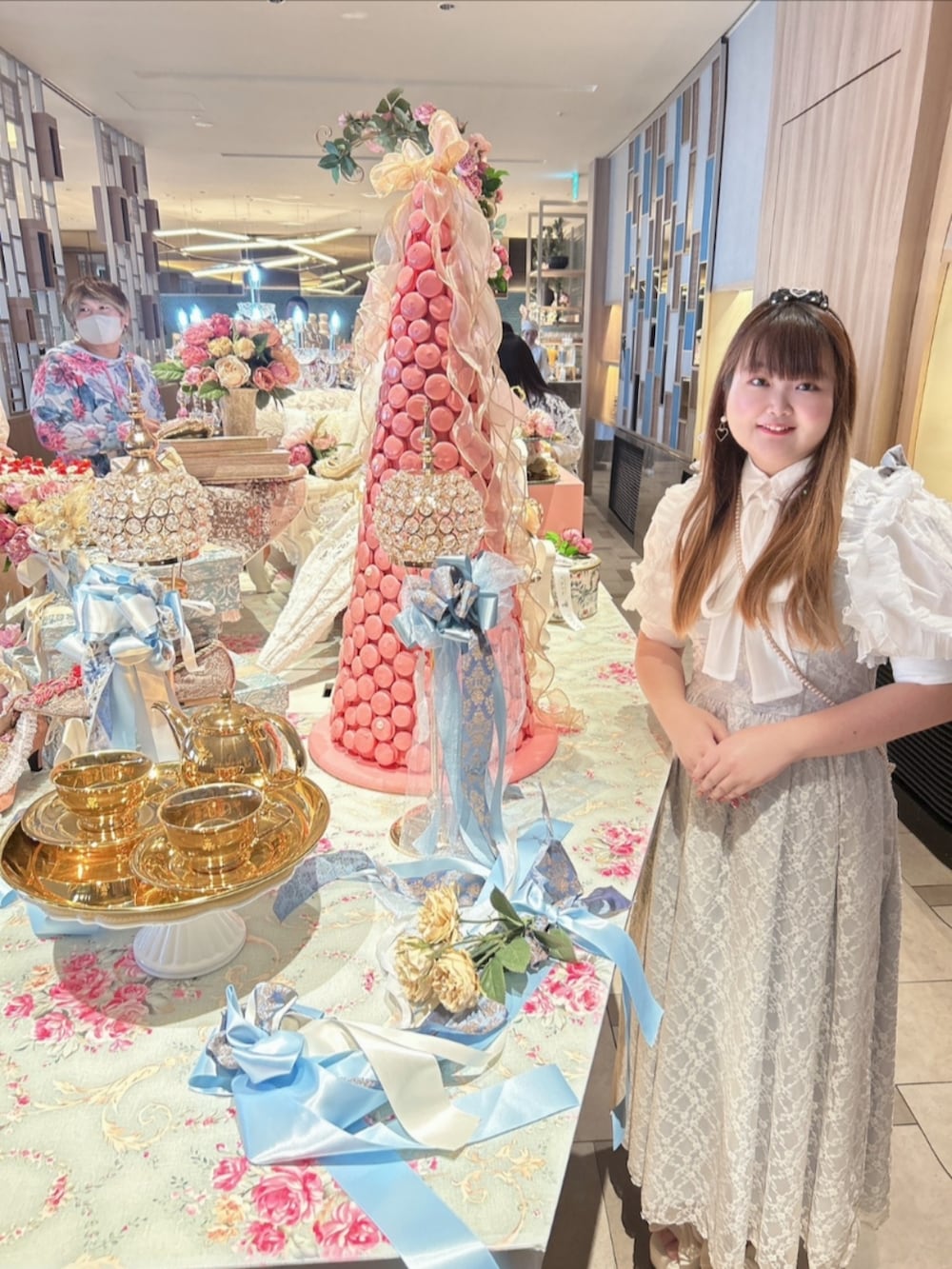 ブルー系のワンピース、ホワイト系のシャツ/ブラウス、ホワイト系のサンダルを着用したレディースの春コーディネートの2枚目の写真