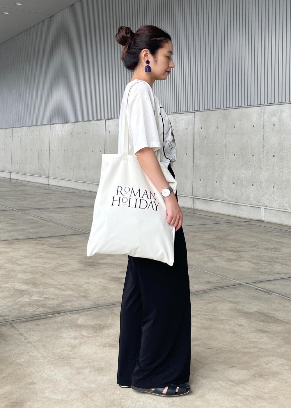 「audreyhepburncollectionbyjun、オードリー・ヘプバーン、オードリー・ヘプバーンコレクションバイジュン、ロゴ、Tシャツ、カットソー、クルーネック、プリント、ワイド、十分丈、シルバー、夏コーデ、大人カジュアル、パンツスタイル、体型カバー」｜「ROPE'のAudrey Pumps （オードリー パンプス）【メディア掲載】（パンプス、シルバー系）」を使った、NANAさん（レディース・160cm）の夏コーディネートの4枚目の写真