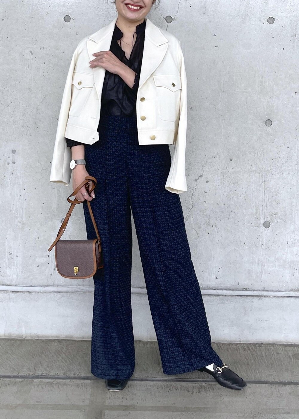 ブラック系のローファー、ブラウン系のショルダーバッグ、ホワイト系のブルゾンを着用したレディースの秋コーディネートの6枚目の写真