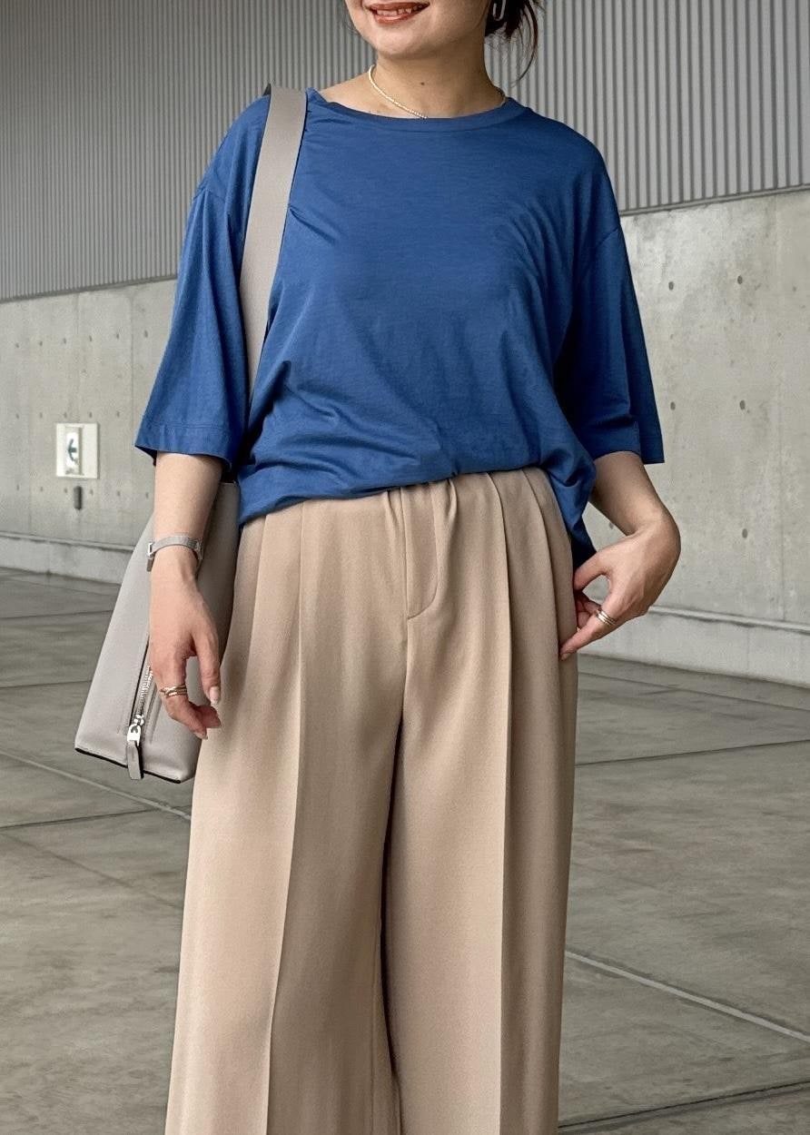 グレー系のショルダーバッグ、シルバー系のサンダル、ブルー系のTシャツ/カットソーを着用したレディースの夏コーディネートの5枚目の写真