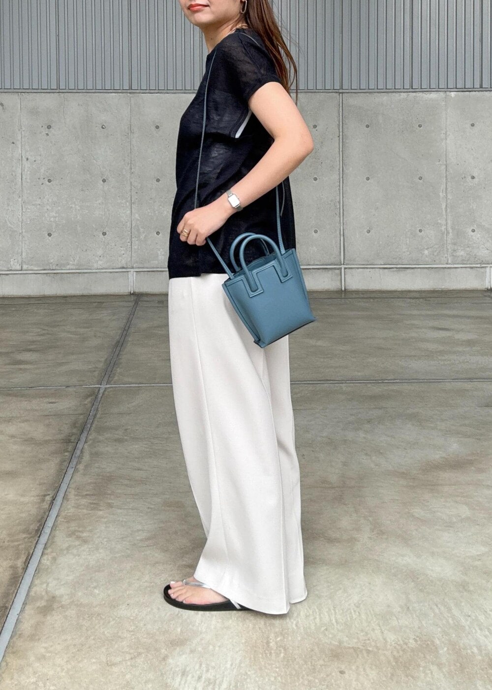 ブルー系のショルダーバッグ、ベージュ系のその他パンツ、シルバー系のサンダルを着用したレディースの夏コーディネートの7枚目の写真
