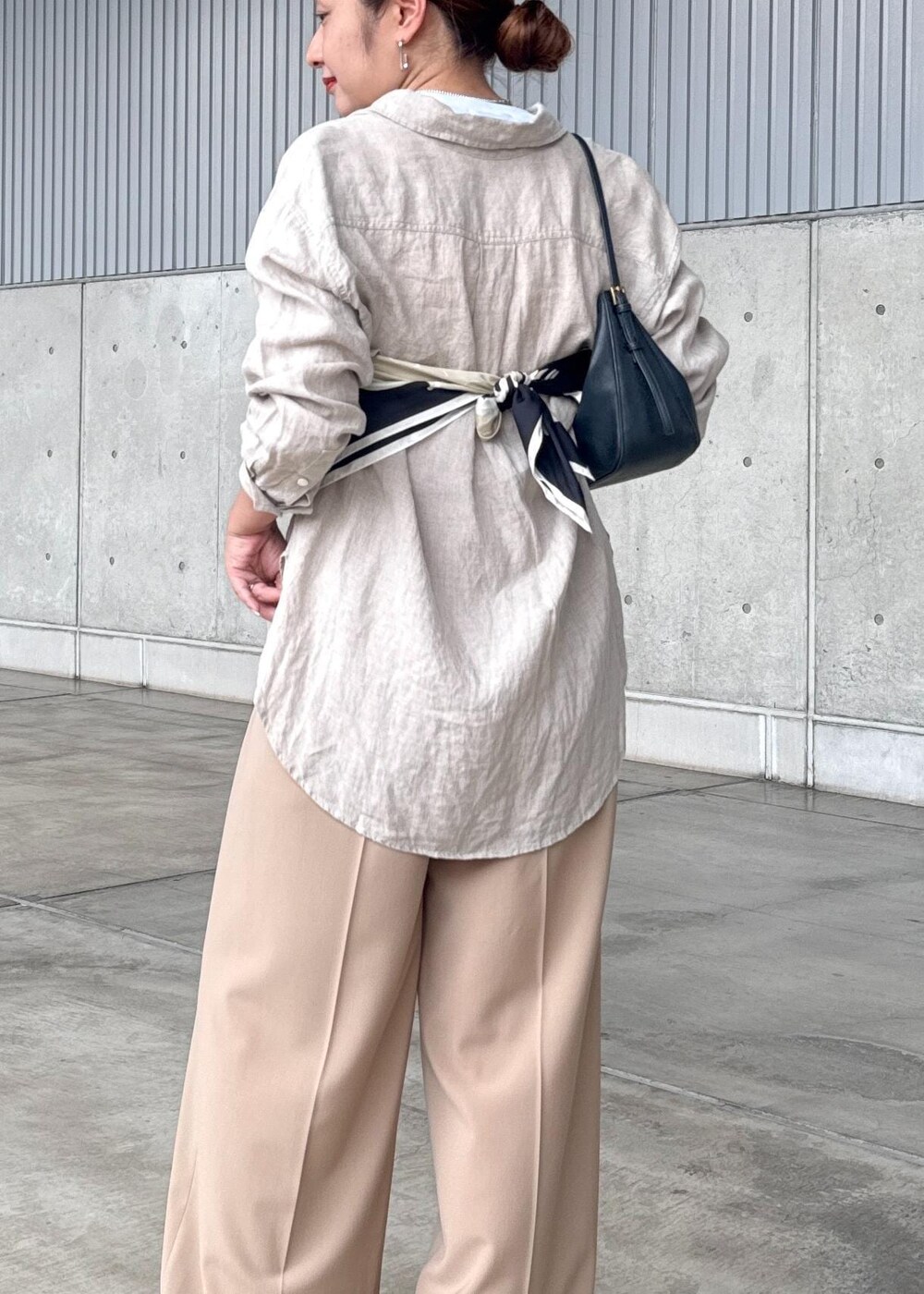 ブラック系のハンドバッグ、ベージュ系のシャツ/ブラウス、ベージュ系のその他パンツを着用したレディースの秋コーディネートの5枚目の写真