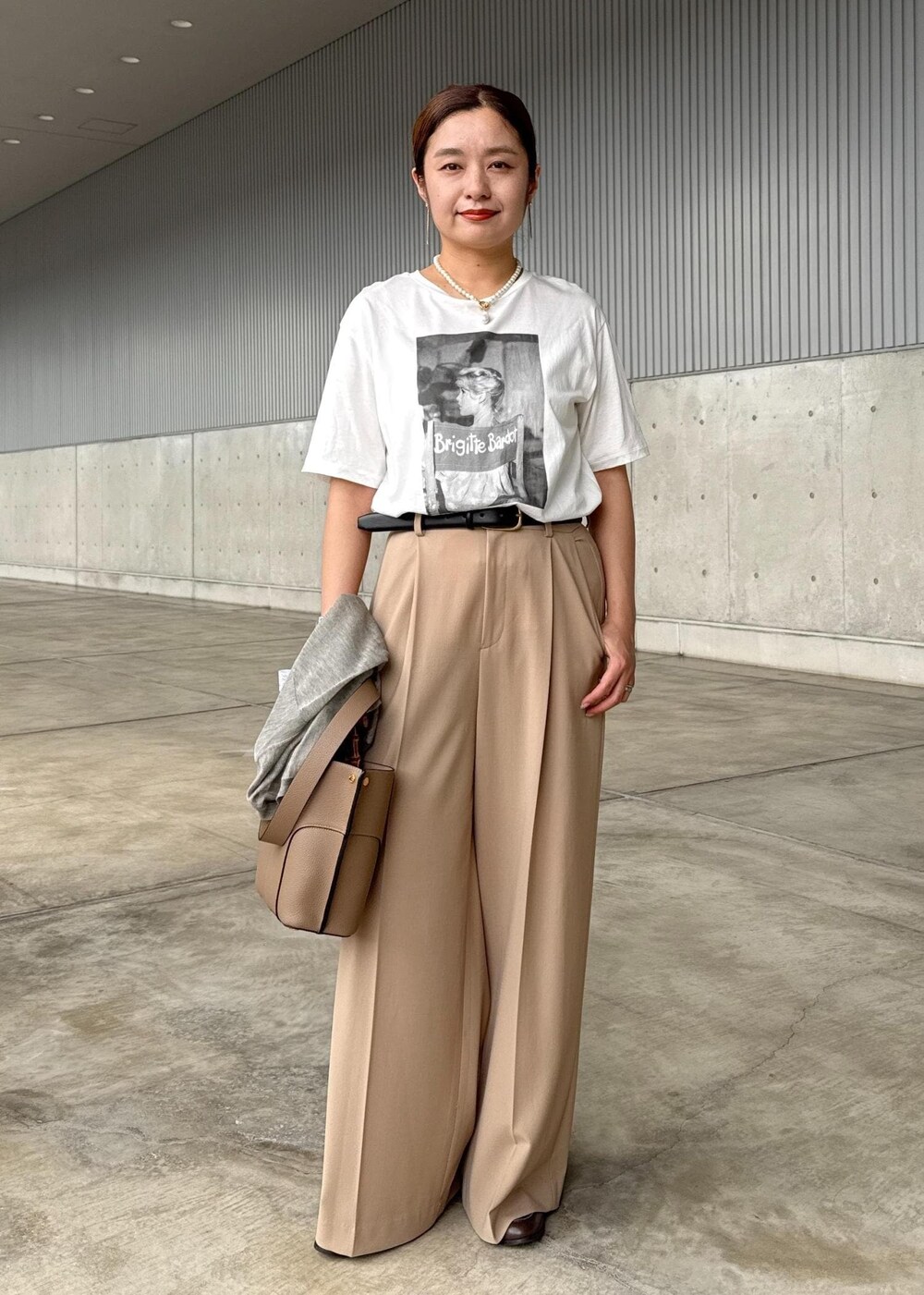 ベージュ系のカーディガン/ボレロ、ホワイト系のTシャツ/カットソー、ベージュ系のその他パンツを着用したレディースの秋コーディネートの6枚目の写真