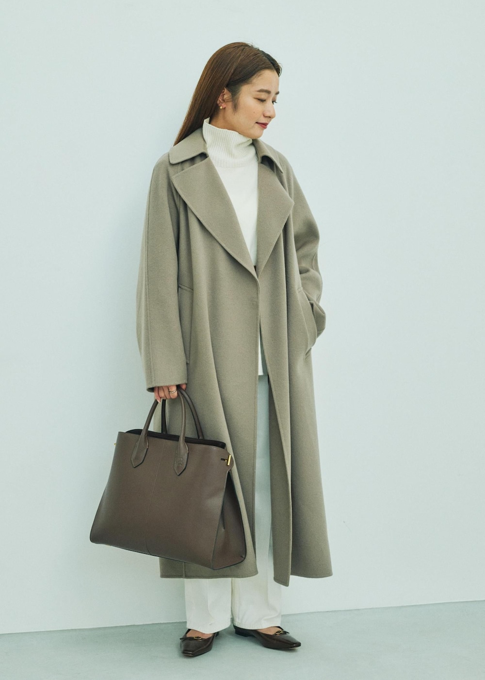 「17STYLING for COAT、初冬コーデ、冬コーデ、お仕事コーデ、大人カジュアル、パンツスタイル、体型カバー、ワントーンコーデ、モノトーンコーデ、ヘルシーコーデ、ROPÉ、ナチュラル、イエベ秋、混合、高身長」｜「ROPE'の【雑誌掲載】サイドメタルビッグトート（トートバッグ、イエロー系）」を使った、NANAさん（レディース・160cm）の秋コーディネートの2枚目の写真