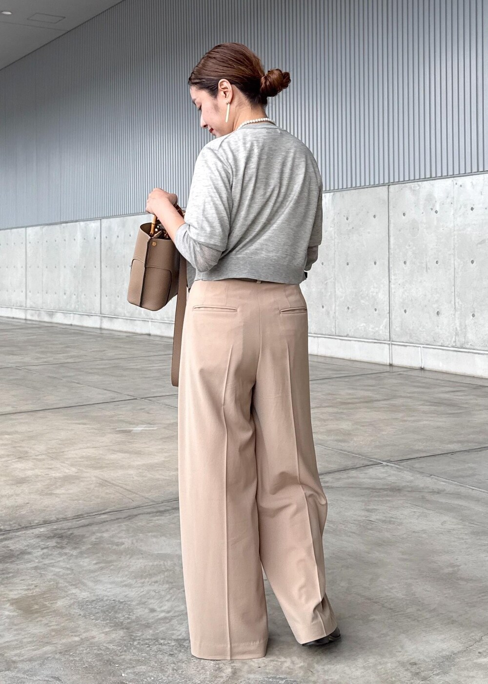 ベージュ系のカーディガン/ボレロ、ホワイト系のTシャツ/カットソー、ベージュ系のその他パンツを着用したレディースの秋コーディネートの4枚目の写真