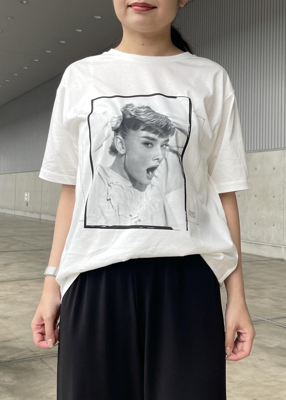 「audreyhepburncollectionbyjun、オードリー・ヘプバーン、オードリー・ヘプバーンコレクションバイジュン、ロゴ、Tシャツ、カットソー、クルーネック、プリント、ワイド、十分丈、シルバー、夏コーデ、大人カジュアル、パンツスタイル、体型カバー」｜「ROPE'のAudrey Pumps （オードリー パンプス）【メディア掲載】（パンプス、シルバー系）」を使った、NANAさん（レディース・160cm）の夏コーディネートの5枚目の写真