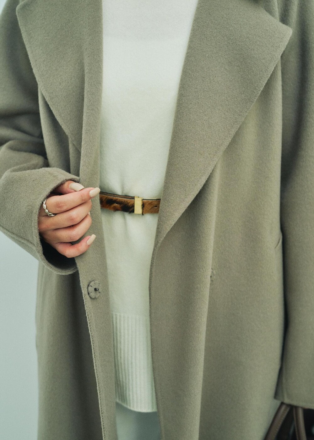 「17STYLING for COAT、初冬コーデ、冬コーデ、お仕事コーデ、大人カジュアル、パンツスタイル、体型カバー、ワントーンコーデ、モノトーンコーデ、ヘルシーコーデ、ROPÉ、ナチュラル、イエベ秋、混合、高身長」｜「ROPE'の【雑誌掲載】サイドメタルビッグトート（トートバッグ、イエロー系）」を使った、NANAさん（レディース・160cm）の秋コーディネートの4枚目の写真