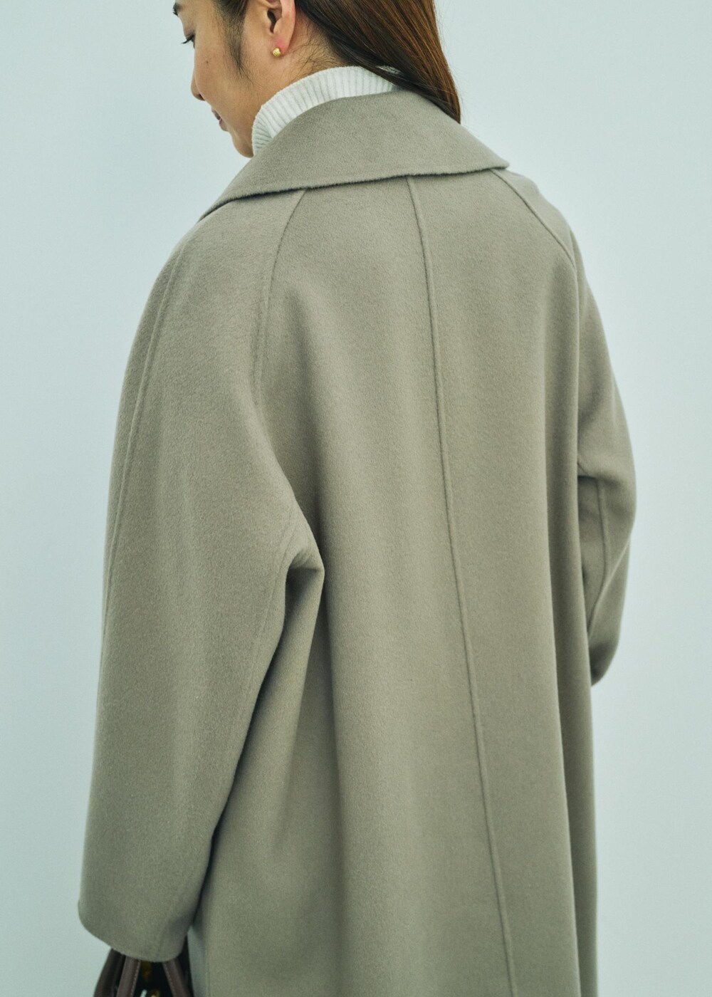 「17STYLING for COAT、初冬コーデ、冬コーデ、お仕事コーデ、大人カジュアル、パンツスタイル、体型カバー、ワントーンコーデ、モノトーンコーデ、ヘルシーコーデ、ROPÉ、ナチュラル、イエベ秋、混合、高身長」｜「ROPE'の【雑誌掲載】サイドメタルビッグトート（トートバッグ、イエロー系）」を使った、NANAさん（レディース・160cm）の秋コーディネートの6枚目の写真