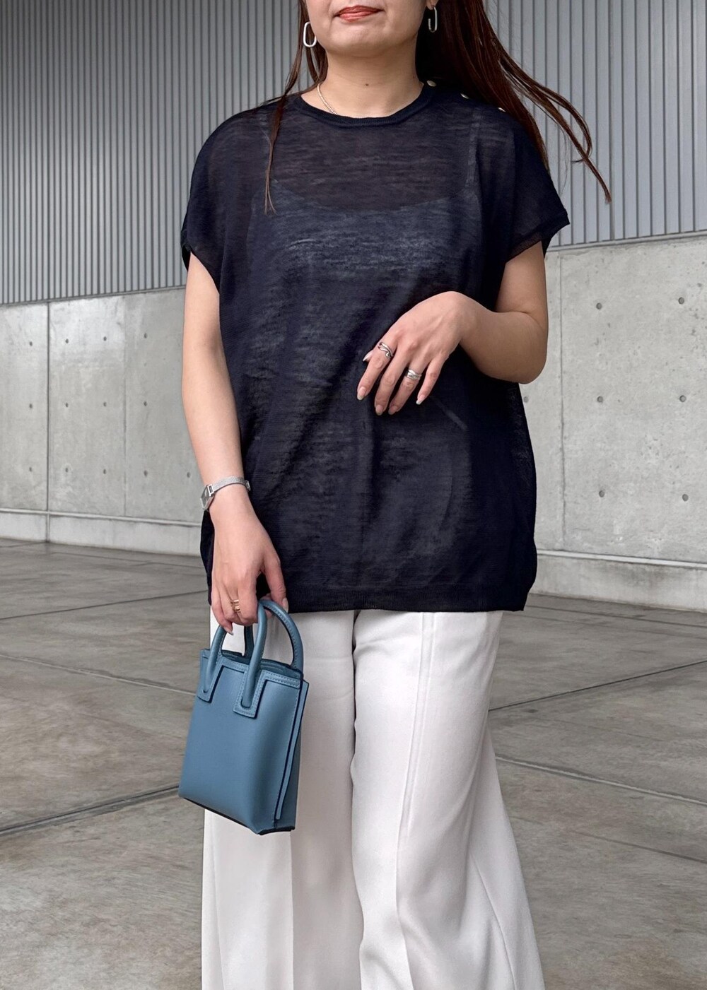 ブルー系のショルダーバッグ、ベージュ系のその他パンツ、シルバー系のサンダルを着用したレディースの夏コーディネートの5枚目の写真