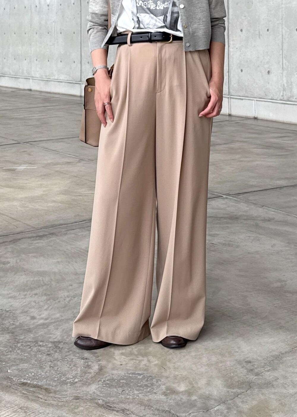 ベージュ系のカーディガン/ボレロ、ホワイト系のTシャツ/カットソー、ベージュ系のその他パンツを着用したレディースの秋コーディネートの5枚目の写真