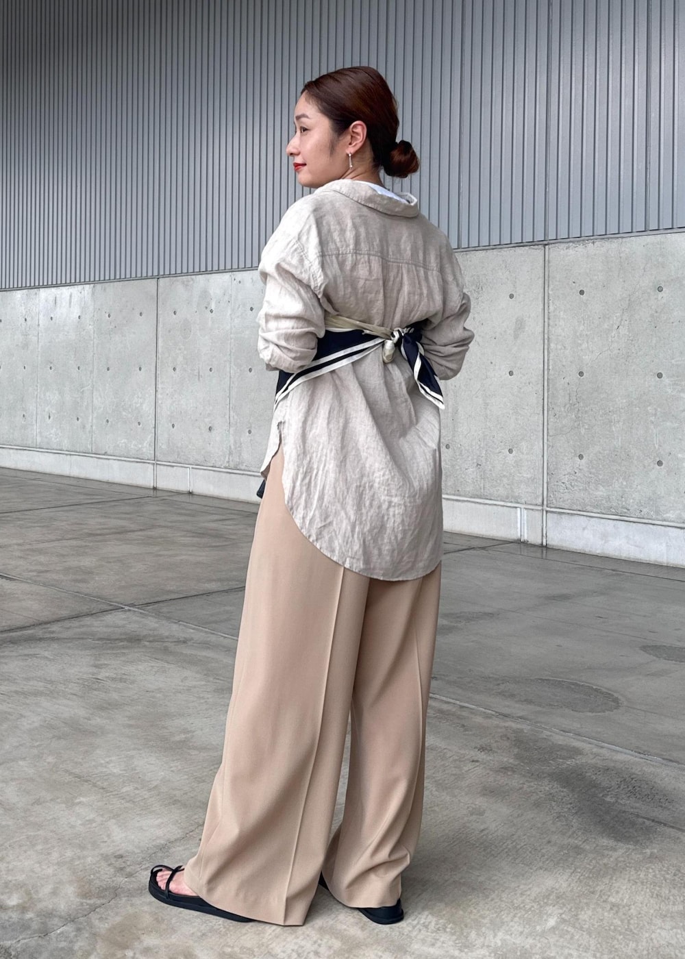 ブラック系のハンドバッグ、ベージュ系のシャツ/ブラウス、ベージュ系のその他パンツを着用したレディースの秋コーディネートの2枚目の写真