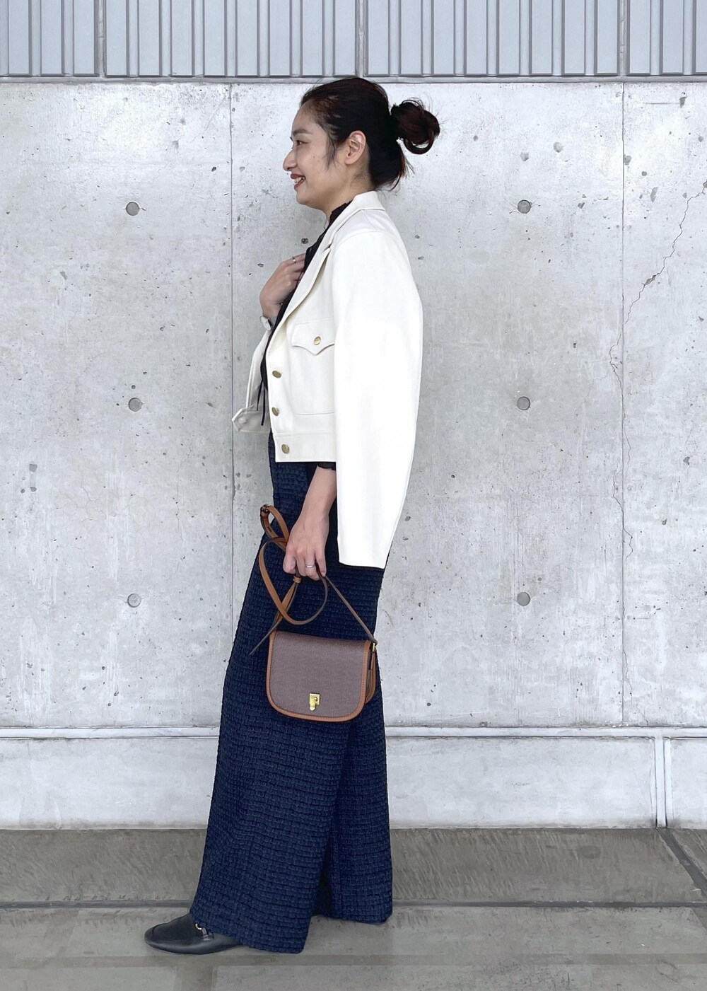 ブラック系のローファー、ブラウン系のショルダーバッグ、ホワイト系のブルゾンを着用したレディースの秋コーディネートの2枚目の写真