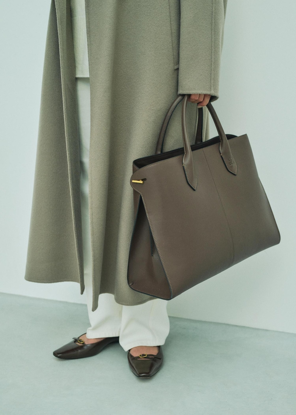 「17STYLING for COAT、初冬コーデ、冬コーデ、お仕事コーデ、大人カジュアル、パンツスタイル、体型カバー、ワントーンコーデ、モノトーンコーデ、ヘルシーコーデ、ROPÉ、ナチュラル、イエベ秋、混合、高身長」｜「ROPE'の【雑誌掲載】サイドメタルビッグトート（トートバッグ、イエロー系）」を使った、NANAさん（レディース・160cm）の秋コーディネートの5枚目の写真
