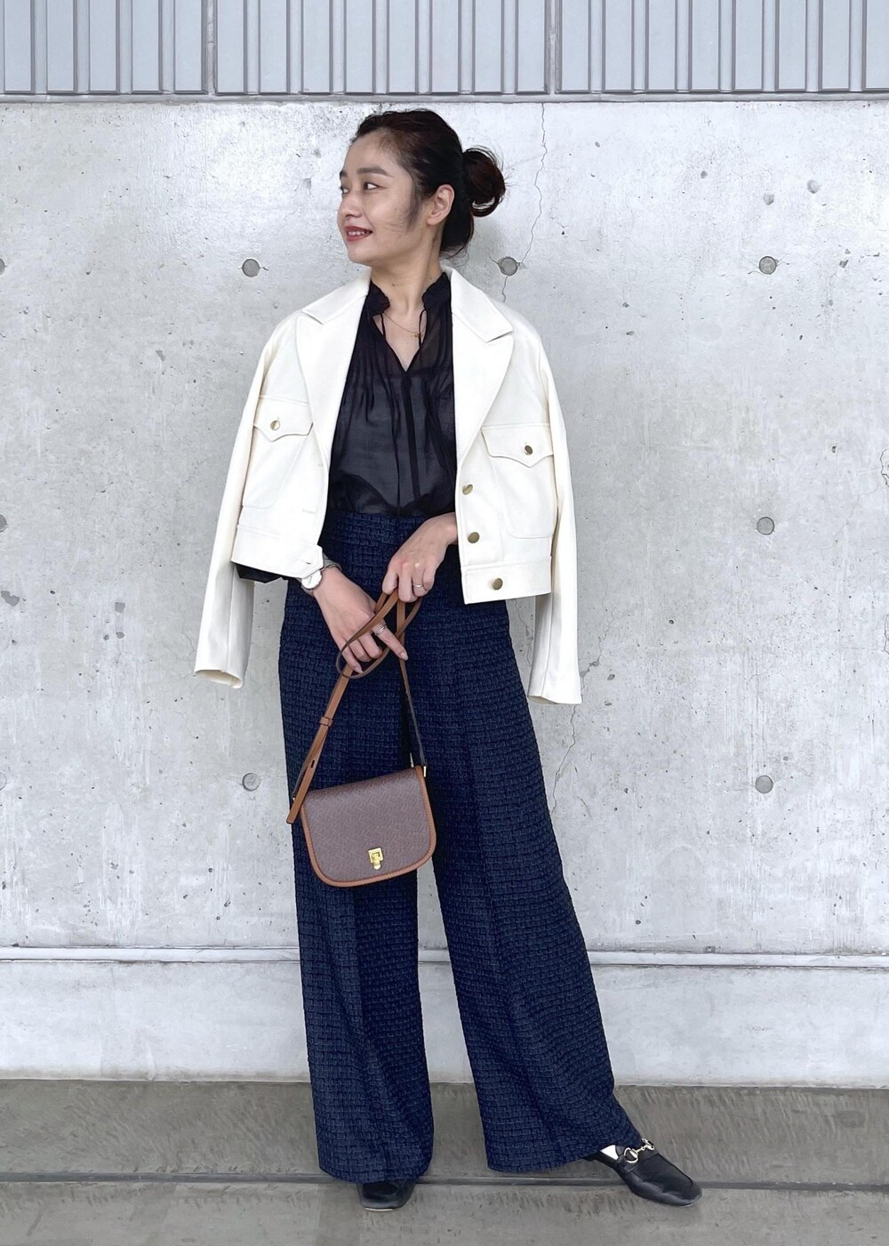 ブラック系のローファー、ブラウン系のショルダーバッグ、ホワイト系のブルゾンを着用したレディースの秋コーディネートの5枚目の写真