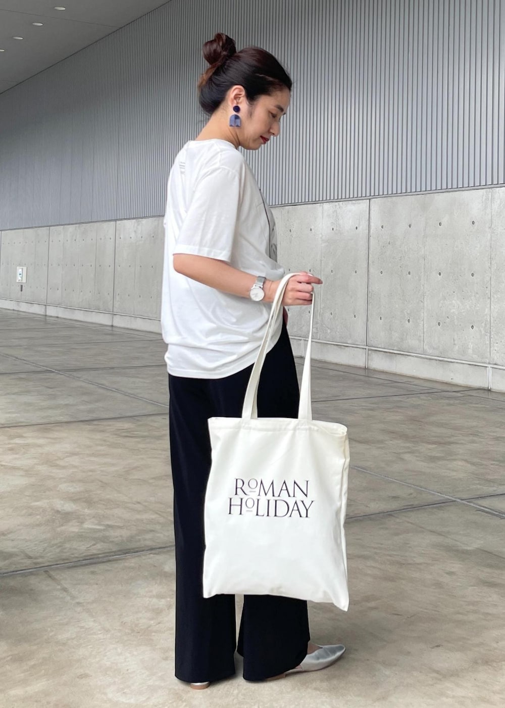 「audreyhepburncollectionbyjun、オードリー・ヘプバーン、オードリー・ヘプバーンコレクションバイジュン、ロゴ、Tシャツ、カットソー、クルーネック、プリント、ワイド、十分丈、シルバー、夏コーデ、大人カジュアル、パンツスタイル、体型カバー」｜「ROPE'のAudrey Pumps （オードリー パンプス）【メディア掲載】（パンプス、シルバー系）」を使った、NANAさん（レディース・160cm）の夏コーディネートの3枚目の写真