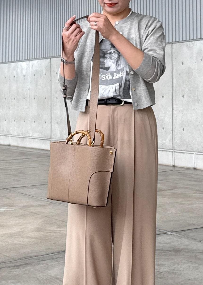 ベージュ系のカーディガン/ボレロ、ホワイト系のTシャツ/カットソー、ベージュ系のその他パンツを着用したレディースの秋コーディネートの2枚目の写真