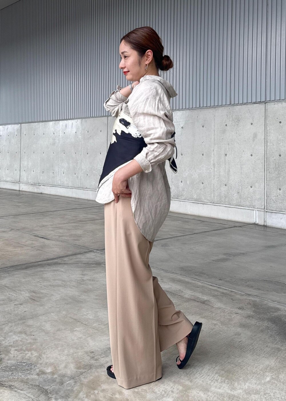 ブラック系のハンドバッグ、ベージュ系のシャツ/ブラウス、ベージュ系のその他パンツを着用したレディースの秋コーディネートの6枚目の写真