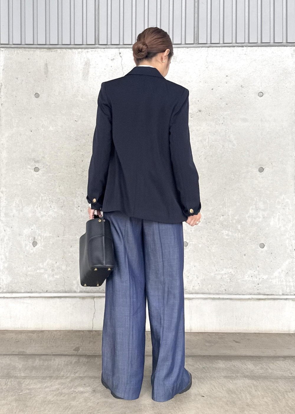 ブラック系のハンドバッグ、ブルー系のその他パンツ、ブルー系のテーラードジャケットを着用したレディースの秋コーディネートの4枚目の写真