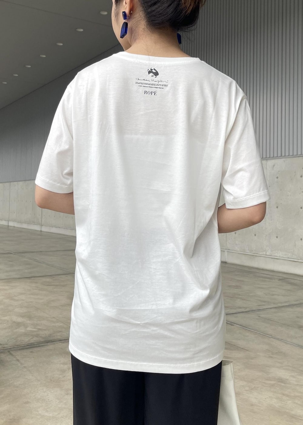「audreyhepburncollectionbyjun、オードリー・ヘプバーン、オードリー・ヘプバーンコレクションバイジュン、ロゴ、Tシャツ、カットソー、クルーネック、プリント、ワイド、十分丈、シルバー、夏コーデ、大人カジュアル、パンツスタイル、体型カバー」｜「ROPE'のAudrey Pumps （オードリー パンプス）【メディア掲載】（パンプス、シルバー系）」を使った、NANAさん（レディース・160cm）の夏コーディネートの7枚目の写真