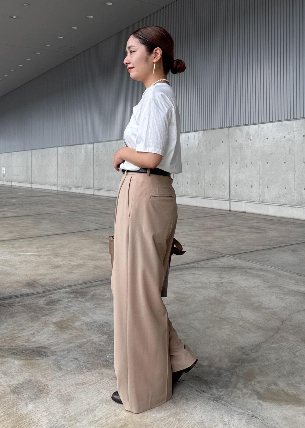 ベージュ系のカーディガン/ボレロ、ホワイト系のTシャツ/カットソー、ベージュ系のその他パンツを着用したレディースの秋コーディネートの7枚目の写真