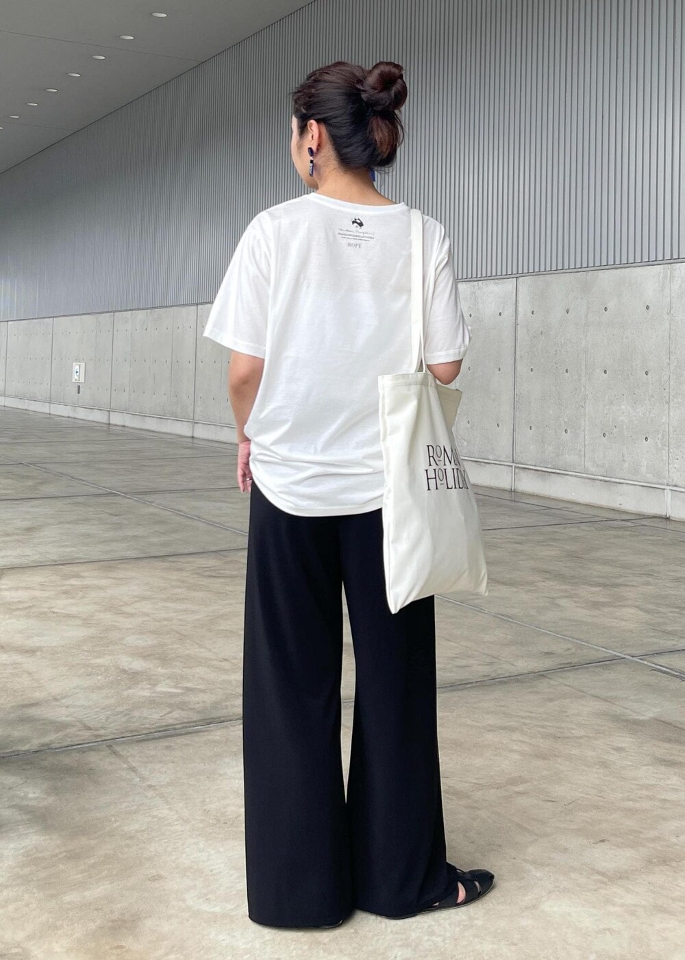「audreyhepburncollectionbyjun、オードリー・ヘプバーン、オードリー・ヘプバーンコレクションバイジュン、ロゴ、Tシャツ、カットソー、クルーネック、プリント、ワイド、十分丈、シルバー、夏コーデ、大人カジュアル、パンツスタイル、体型カバー」｜「ROPE'のAudrey Pumps （オードリー パンプス）【メディア掲載】（パンプス、シルバー系）」を使った、NANAさん（レディース・160cm）の夏コーディネートの2枚目の写真