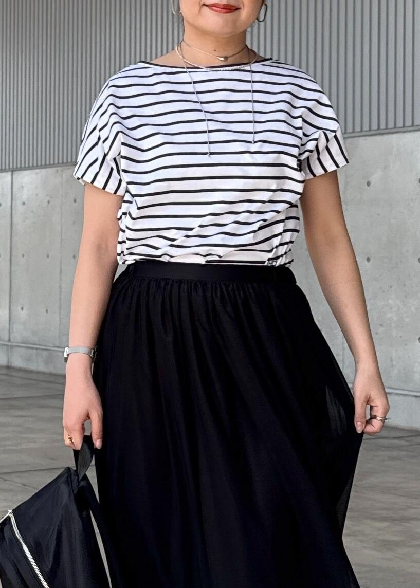 シルバー系のサンダル、ブラック系のスカート、ブラック系のカーディガン/ボレロを着用したレディースの夏コーディネートの7枚目の写真