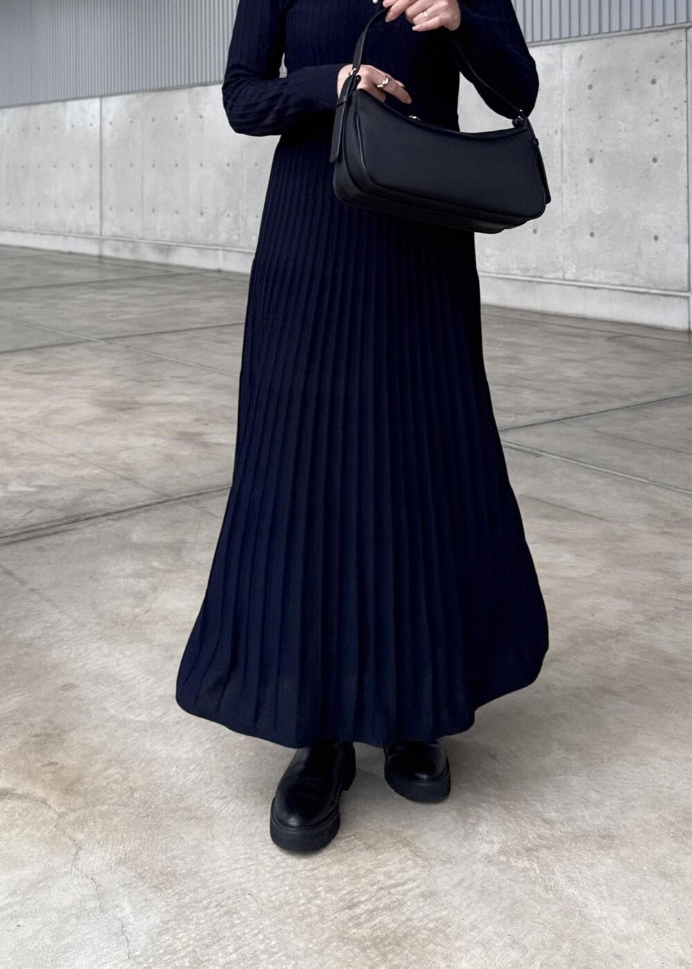 ブラック系のハンドバッグ、グレー系のテーラードジャケット、ブルー系のドレスを着用したレディースの冬コーディネートの6枚目の写真