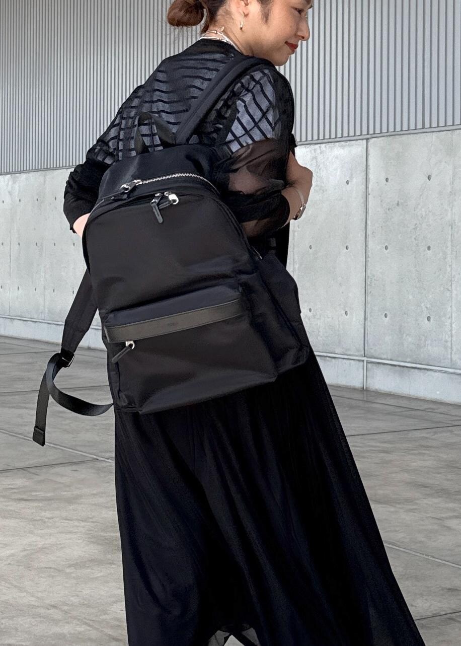 シルバー系のサンダル、ブラック系のスカート、ブラック系のカーディガン/ボレロを着用したレディースの夏コーディネートの5枚目の写真