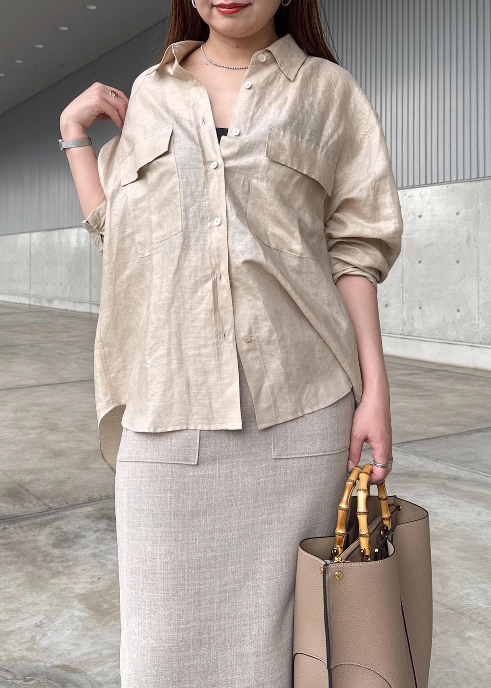 ベージュ系のトートバッグ、シルバー系のサンダル、ベージュ系のシャツ/ブラウスを着用したレディースの秋コーディネートの6枚目の写真