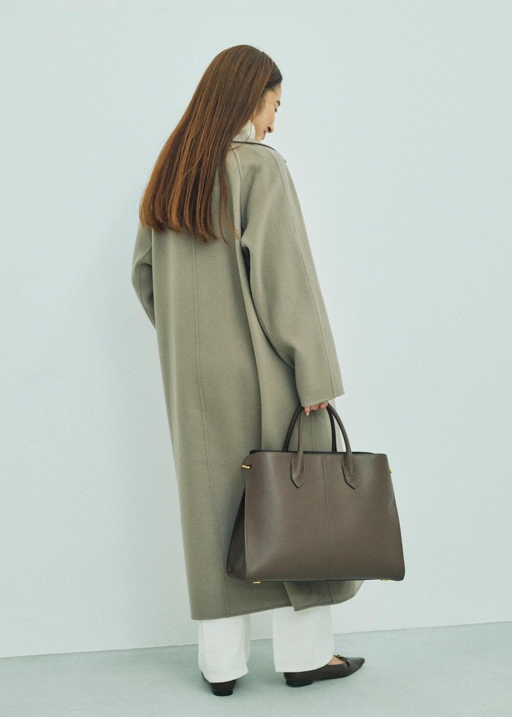 「17STYLING for COAT、初冬コーデ、冬コーデ、お仕事コーデ、大人カジュアル、パンツスタイル、体型カバー、ワントーンコーデ、モノトーンコーデ、ヘルシーコーデ、ROPÉ、ナチュラル、イエベ秋、混合、高身長」｜「ROPE'の【雑誌掲載】サイドメタルビッグトート（トートバッグ、イエロー系）」を使った、NANAさん（レディース・160cm）の秋コーディネートの3枚目の写真