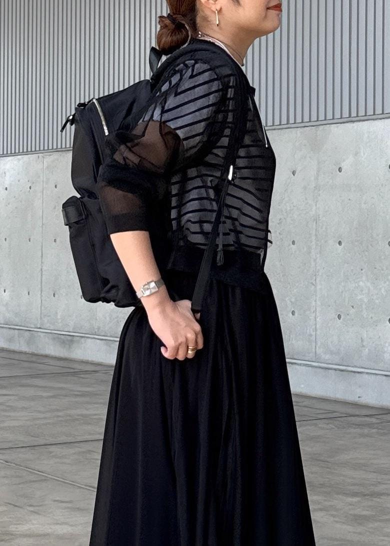 シルバー系のサンダル、ブラック系のスカート、ブラック系のカーディガン/ボレロを着用したレディースの夏コーディネートの4枚目の写真