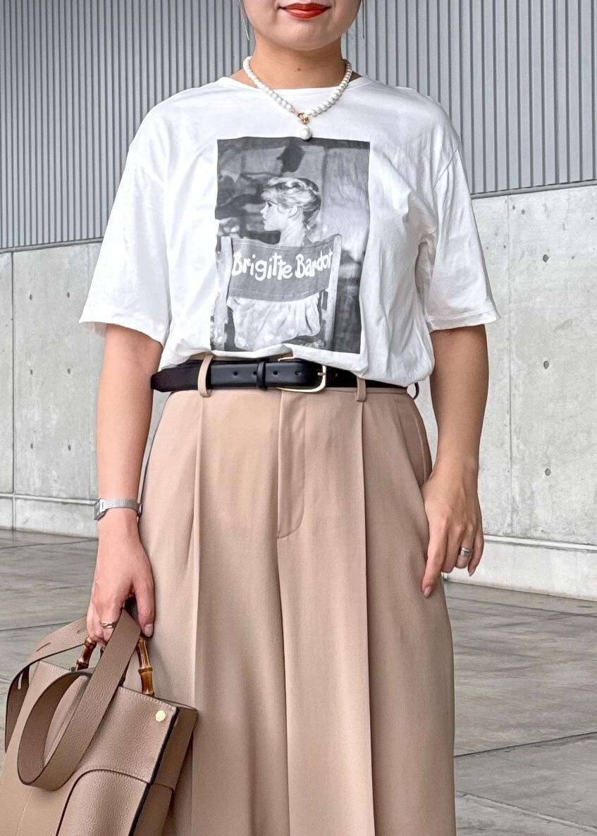 ベージュ系のカーディガン/ボレロ、ホワイト系のTシャツ/カットソー、ベージュ系のその他パンツを着用したレディースの秋コーディネートの9枚目の写真