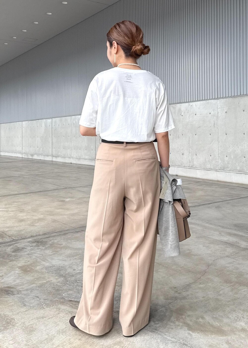 ベージュ系のカーディガン/ボレロ、ホワイト系のTシャツ/カットソー、ベージュ系のその他パンツを着用したレディースの秋コーディネートの8枚目の写真