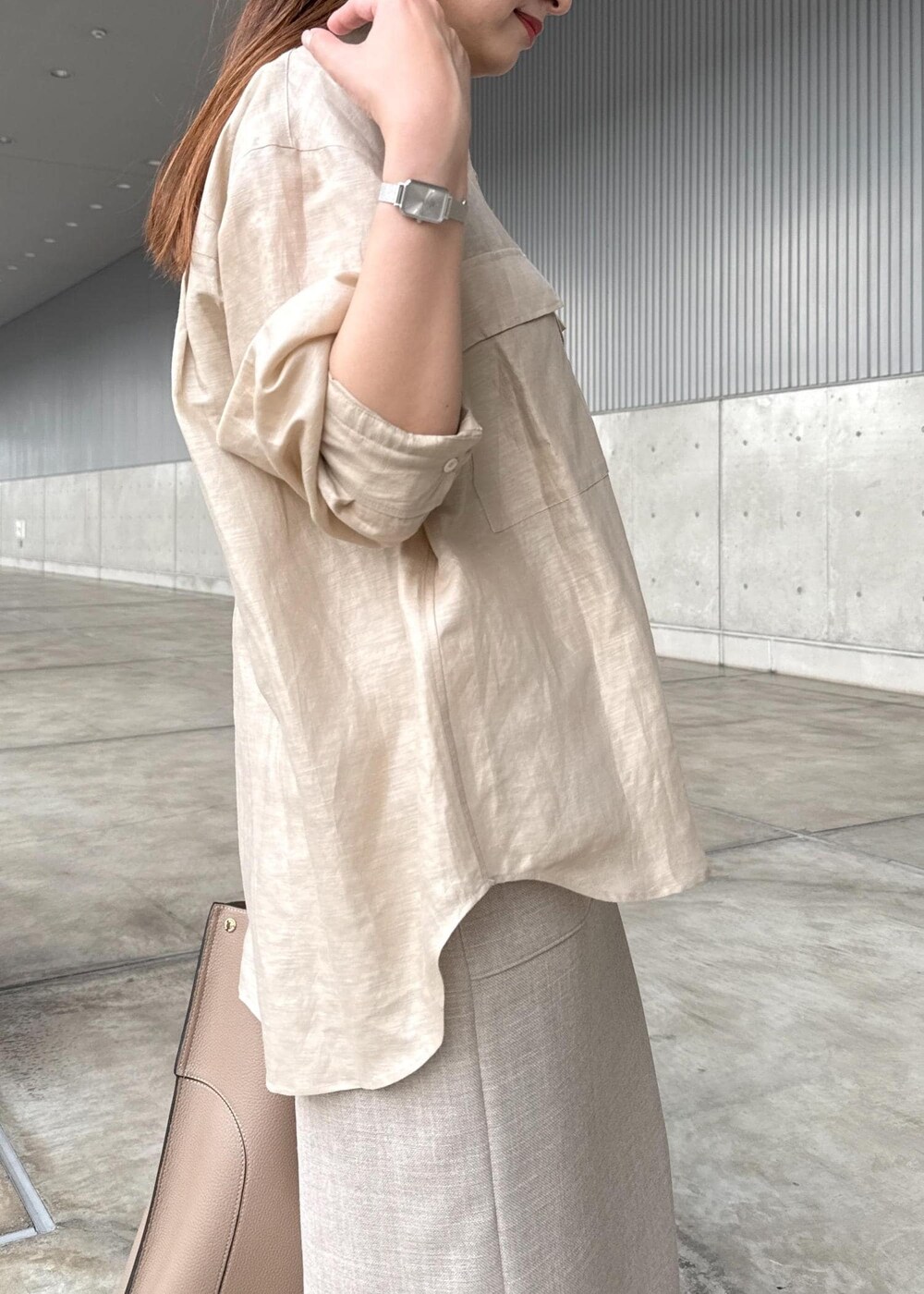 ベージュ系のトートバッグ、シルバー系のサンダル、ベージュ系のシャツ/ブラウスを着用したレディースの秋コーディネートの7枚目の写真