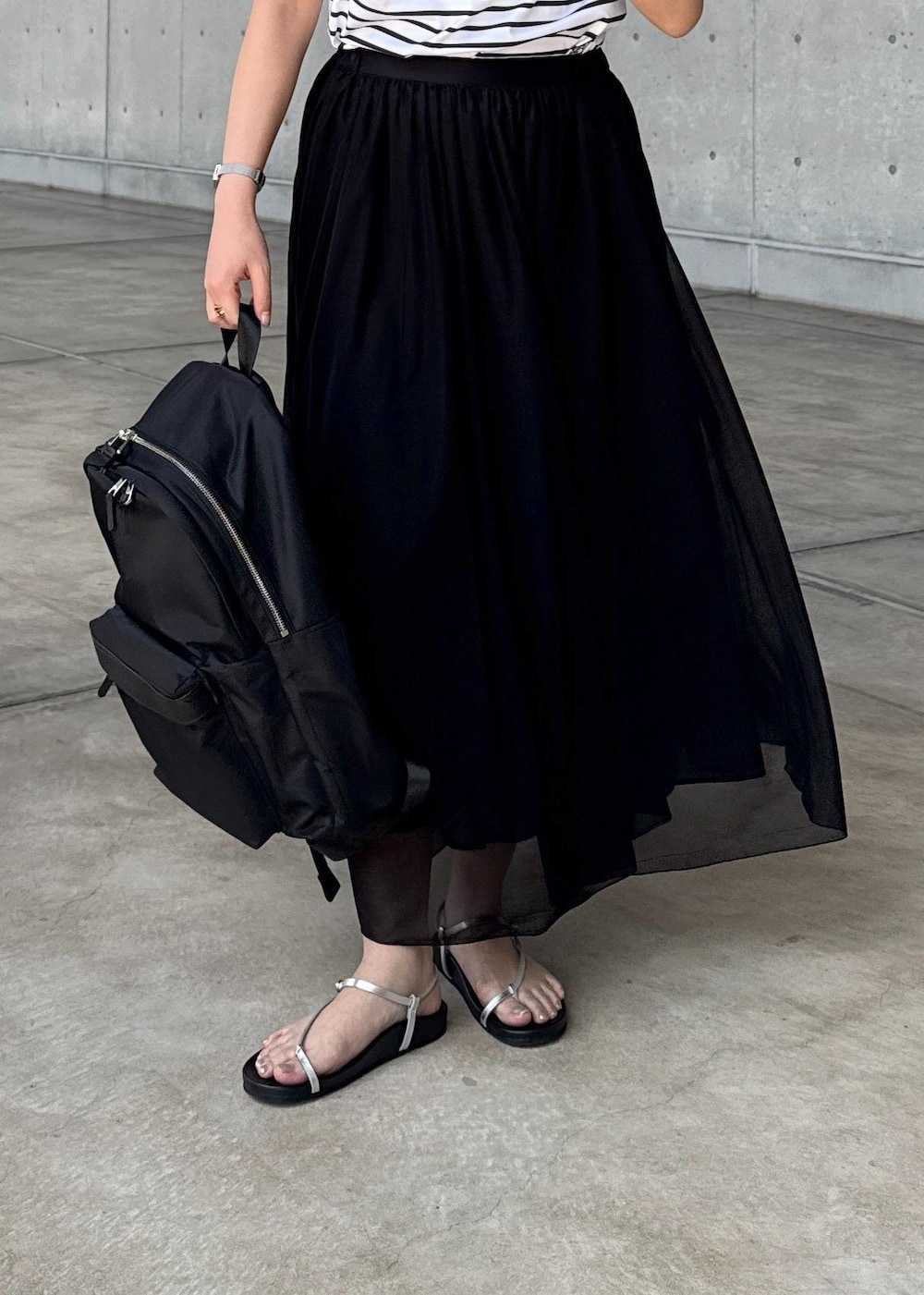 シルバー系のサンダル、ブラック系のスカート、ブラック系のカーディガン/ボレロを着用したレディースの夏コーディネートの6枚目の写真