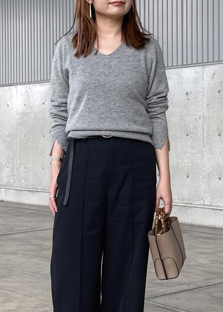 ブルー系のダウンジャケット/コート、グレー系のニット/セーター、ブラック系のその他パンツを着用したレディースの冬コーディネートの8枚目の写真