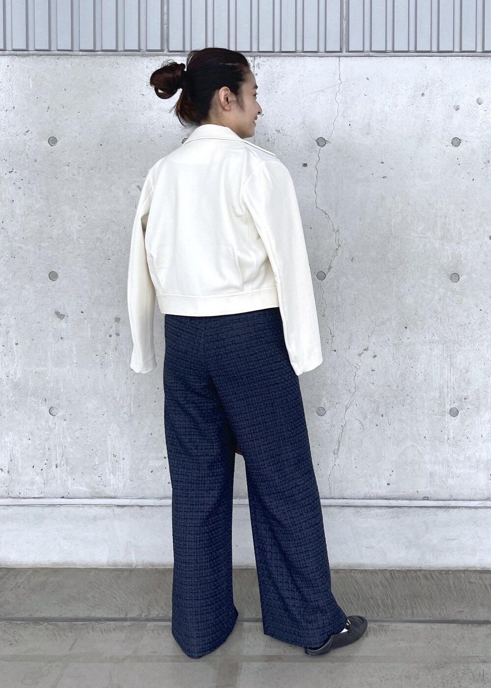 ブラック系のローファー、ブラウン系のショルダーバッグ、ホワイト系のブルゾンを着用したレディースの秋コーディネートの3枚目の写真