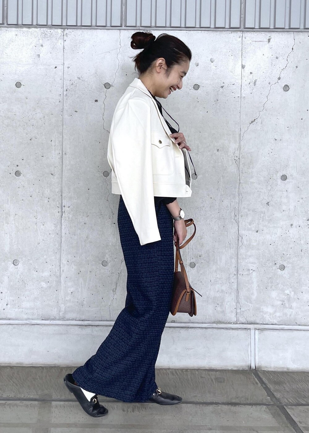 ブラック系のローファー、ブラウン系のショルダーバッグ、ホワイト系のブルゾンを着用したレディースの秋コーディネートの4枚目の写真