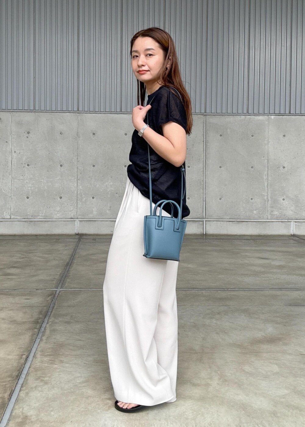 ブルー系のショルダーバッグ、ベージュ系のその他パンツ、シルバー系のサンダルを着用したレディースの夏コーディネートの4枚目の写真