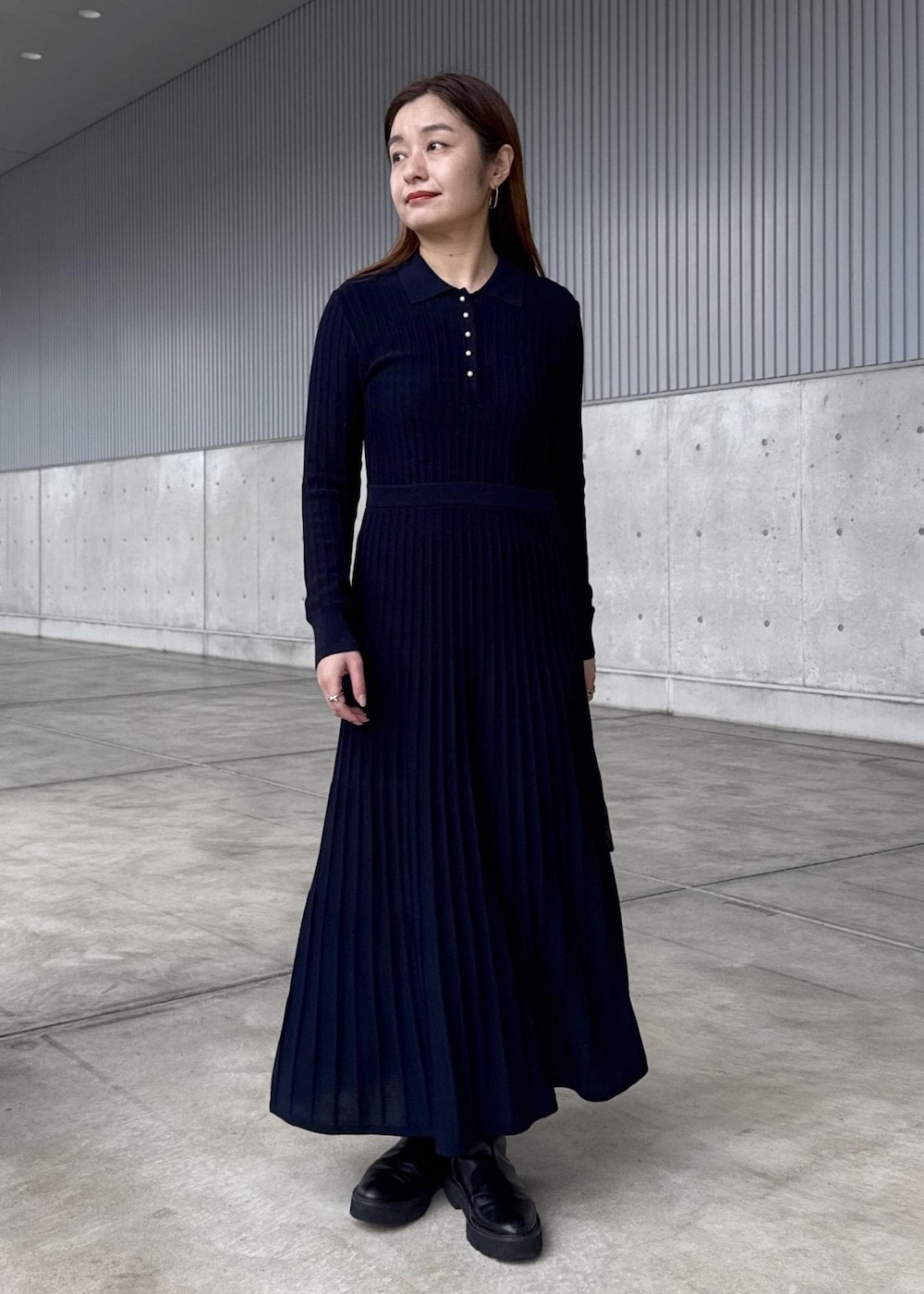 ブラック系のハンドバッグ、グレー系のテーラードジャケット、ブルー系のドレスを着用したレディースの冬コーディネートの5枚目の写真