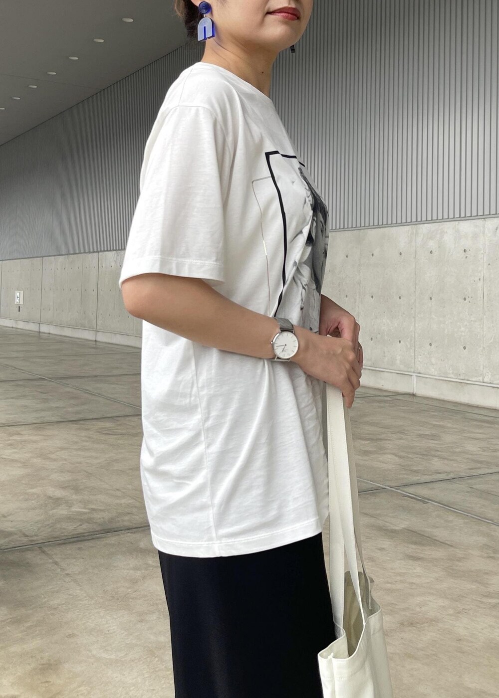 「audreyhepburncollectionbyjun、オードリー・ヘプバーン、オードリー・ヘプバーンコレクションバイジュン、ロゴ、Tシャツ、カットソー、クルーネック、プリント、ワイド、十分丈、シルバー、夏コーデ、大人カジュアル、パンツスタイル、体型カバー」｜「ROPE'のAudrey Pumps （オードリー パンプス）【メディア掲載】（パンプス、シルバー系）」を使った、NANAさん（レディース・160cm）の夏コーディネートの8枚目の写真