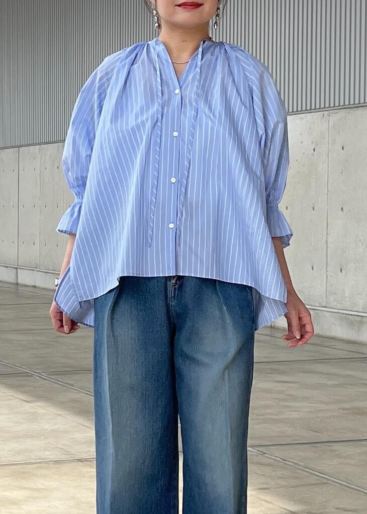 ブルー系のシャツ/ブラウス、ブルー系のデニムパンツ、ブラック系のサンダルを着用したレディースの春コーディネートの5枚目の写真